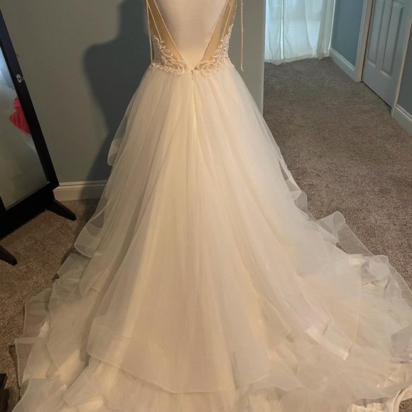 Stunning wedding gown! New with tags! - Picture 7 of 16